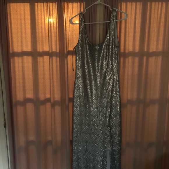 le chateau Dresses & Skirts - Selling my engagement dress worn once only !